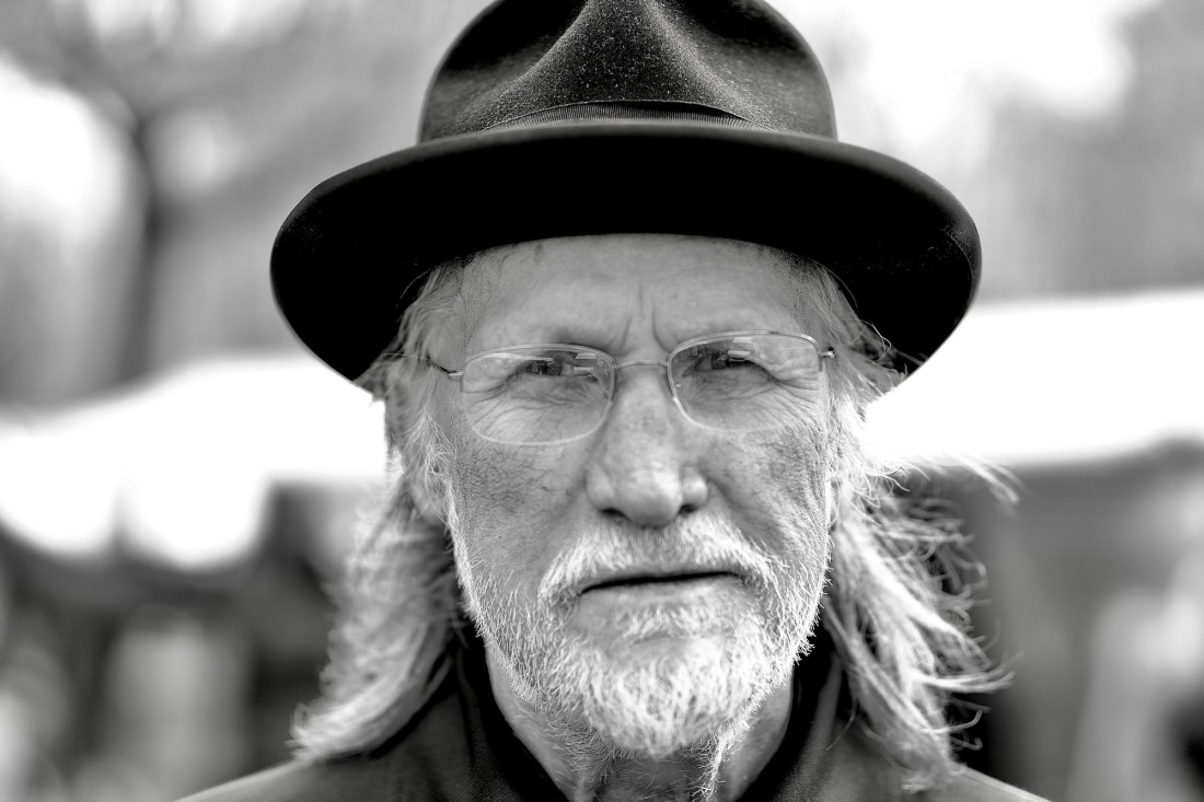 portret-m-hoed-bril-nmrkt - 1 kopie