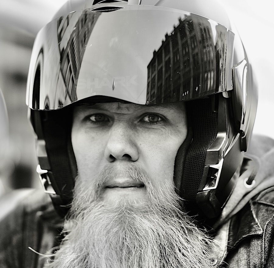 portret-m-motorhelm2 - 1 kopie