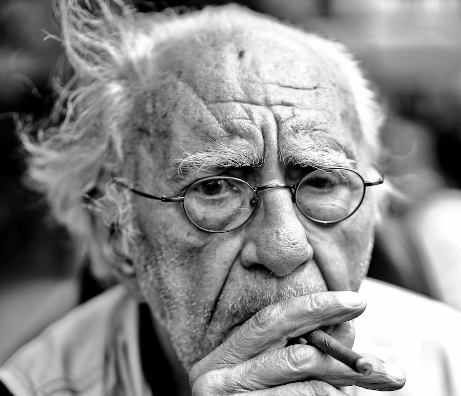 portret-m-sigaar-bril - 1bw1 kopie