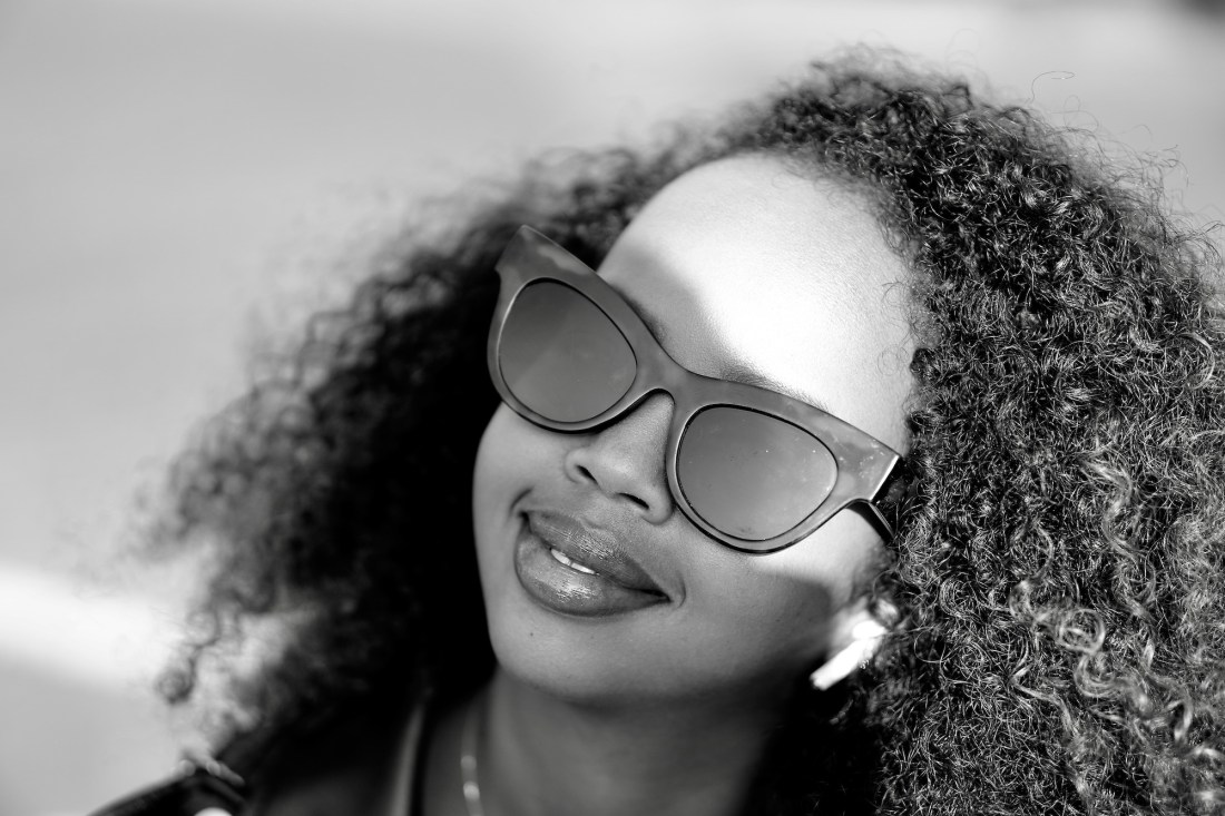 portret-v-bl-bril-krul - 1 kopie