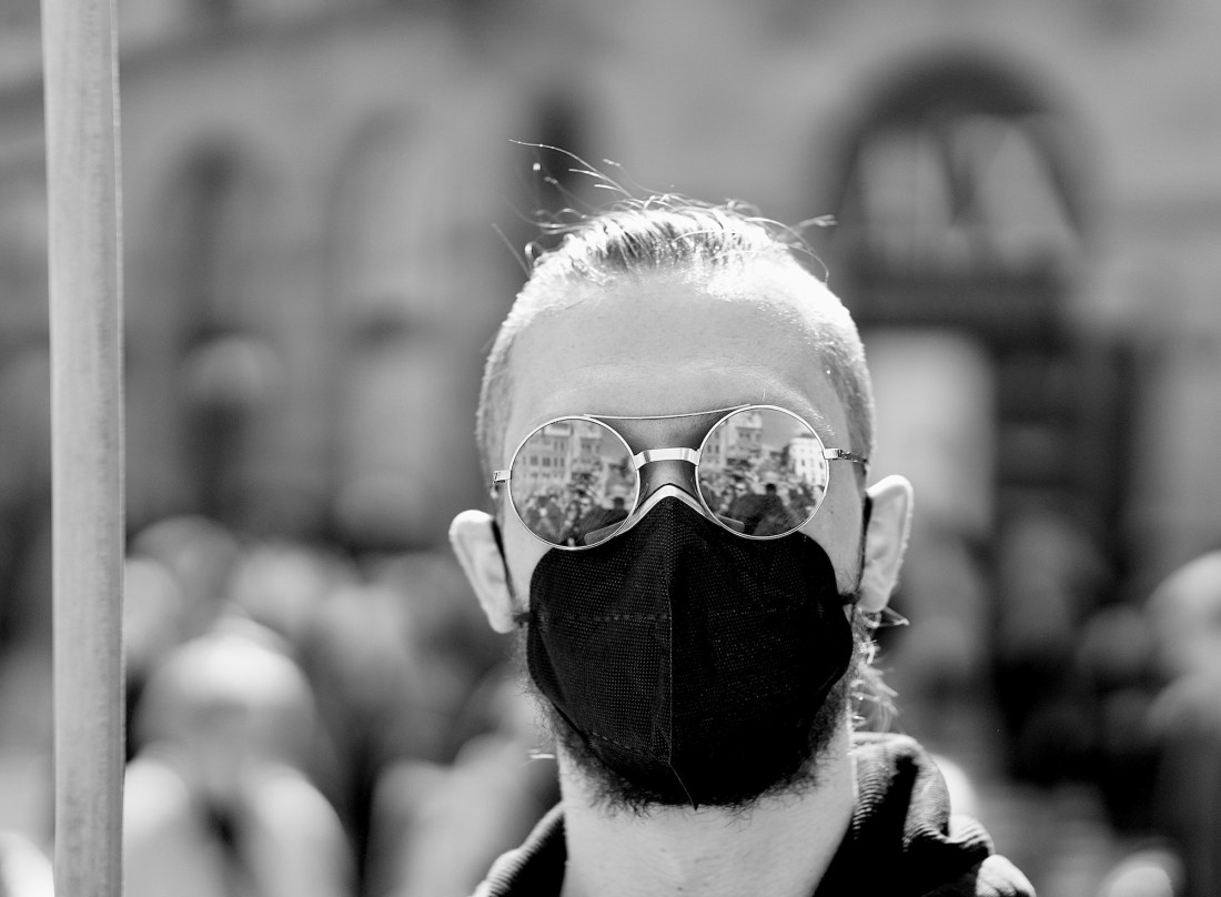 portret-m-bril mondkap baardje - 1 kopie